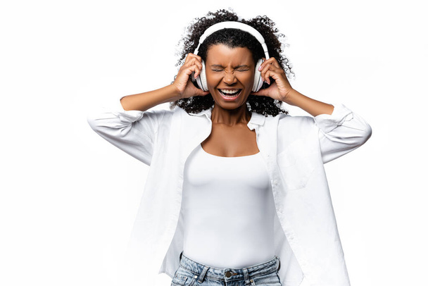 Весела американка в навушниках ізольована на білому  - Фото, зображення