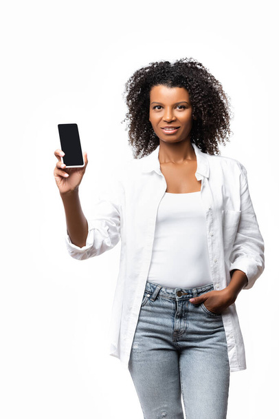 Mujer afroamericana sosteniendo teléfono celular aislado en blanco  - Foto, imagen