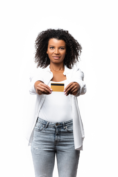 Afro-Amerikaanse vrouw houdt credit card geïsoleerd op wit  - Foto, afbeelding