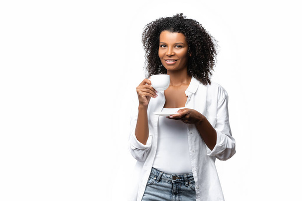 Africano americano mulher segurando xícara de café e pires isolado em branco  - Foto, Imagem