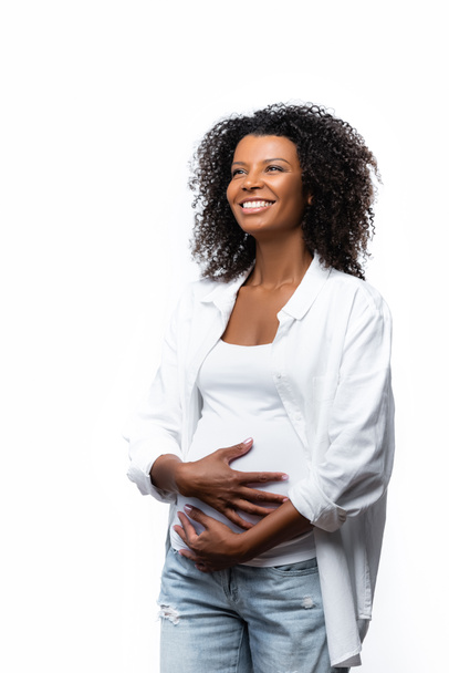 Onnellinen raskaana afrikkalainen amerikkalainen nainen etsii pois eristetty valkoinen  - Valokuva, kuva