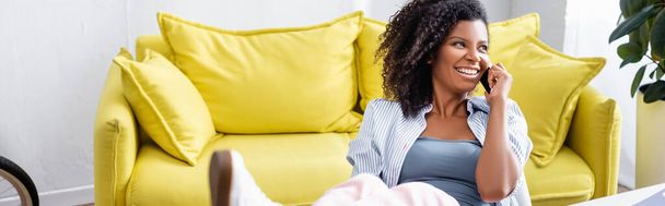 Mosolygó afro-amerikai nő beszél mobiltelefon otthon, banner  - Fotó, kép