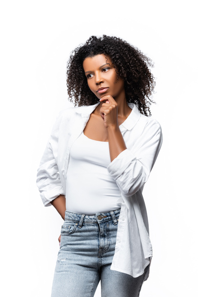 Mujer afroamericana reflexiva en camisa aislada en blanco - Foto, Imagen