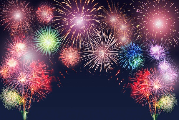 Fényes színes tűzijáték háttér. Boldog új évet és ünneplés koncepció. - Fotó, kép