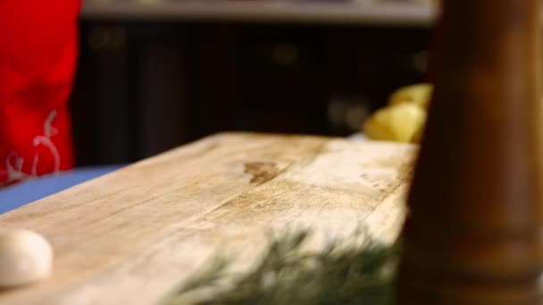 Loupaná zlatá brambora na dřevěné řezací desce. Proces vaření perfektní pece pečené brambory - Záběry, video