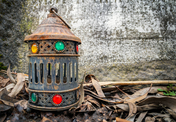 фон: Ритуальная лампа на кладбище - Фото, изображение