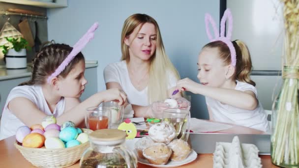 Frohe Ostern. Vorbereitung der Familie auf Ostern. Frau mit kleinen Mädchen bemalt Ostereier. - Filmmaterial, Video