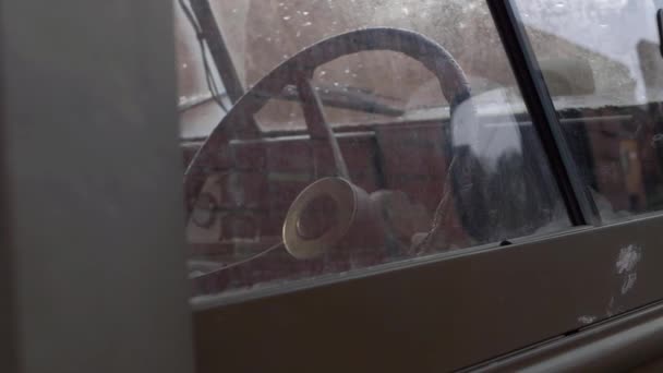 Τιμόνι σε ρετρό αυτοκίνητο αντίκα μέσα από την προβολή παράθυρο - Πλάνα, βίντεο