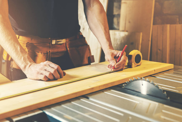 marangoz atölyesi - marangoz ölçümü ve kesim için ahşap tahtayı işaretle - Fotoğraf, Görsel
