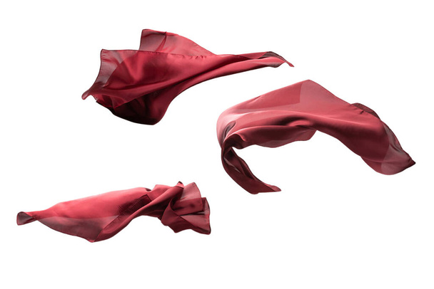 Płynący czerwony jedwabny szalik izolowany na białym tle.  - Zdjęcie, obraz