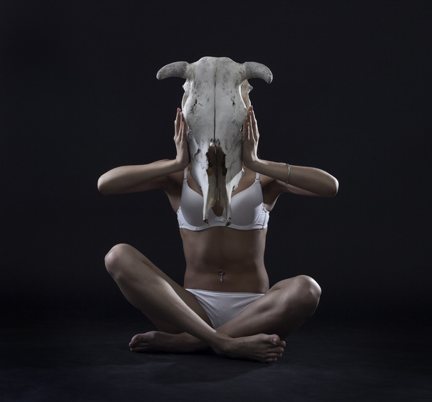 Femme avec crâne de vache
 - Photo, image