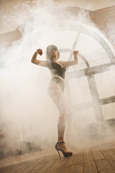 Seksikäs nainen tanssipuvussa "GO-GO
" - Valokuva, kuva