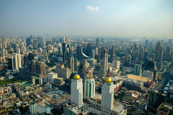 Bangkok, Thailand - 19. Januar 2019: Blick vom Baiyoke Sky Tower auf die Stadtsilhouette im Herzen Bangkoks, ehemals höchstes Gebäude Thailands - Foto, Bild