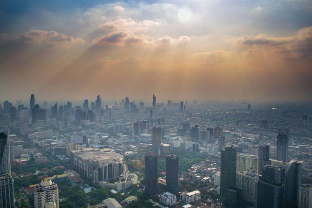 Bangkok, Tajlandia - styczeń 19,2019: widok na panoramę miasta w samym sercu Bangkoku z Baiyoke Sky Tower dawniej najwyższy budynek w Tajlandii - Zdjęcie, obraz