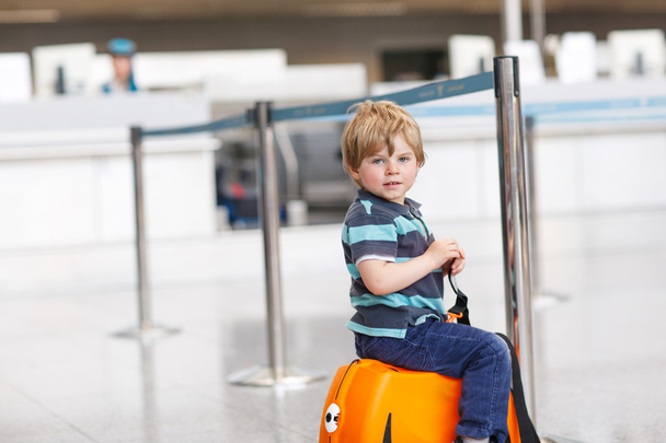kisfiú lesz nyaralás utazás bőrönd repülőtéren - Fotó, kép