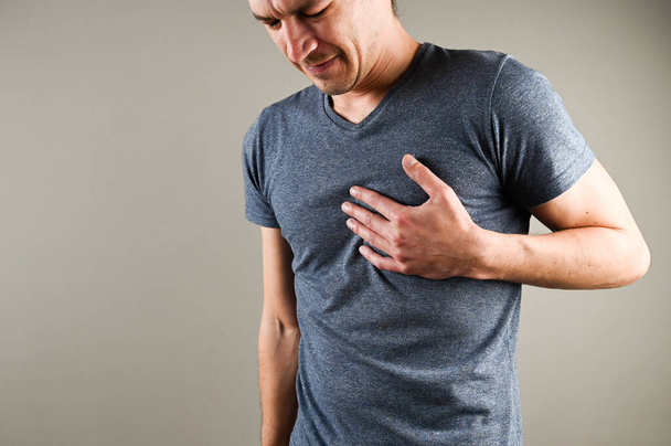 Kaukasischer Mann mit Schmerzen in der Brust. Bluthochdruck und hoher Cholesterinspiegel. Prävention von Herzinfarkten. Hochwertiges Foto - Foto, Bild
