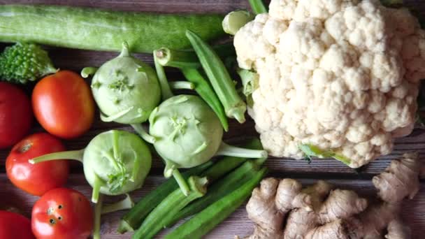 Zdravý výběr potravin s čerstvou zeleninou na stole s kopírovacím prostorem  - Záběry, video