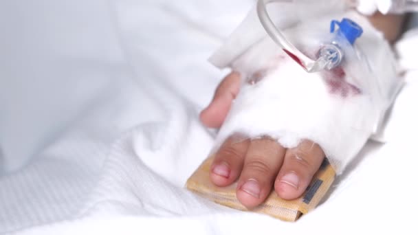 病院のベッドで生理食塩水を与える包帯で赤ちゃんの手  - 映像、動画