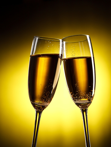 Flûtes de champagne sur fond jaune
 - Photo, image