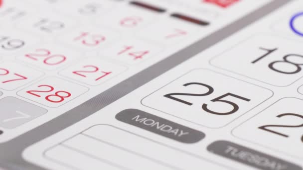 La persona marca el día en el calendario del escritorio - Imágenes, Vídeo