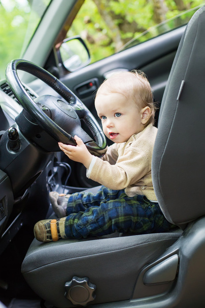 aranyos baba kisgyermek fiú egy autó - Fotó, kép