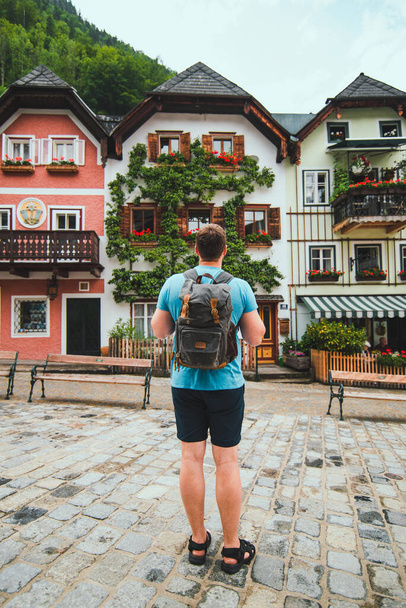 мандрівник з рюкзаком на центральній міській площі в Халльштатт літній час
 - Фото, зображення