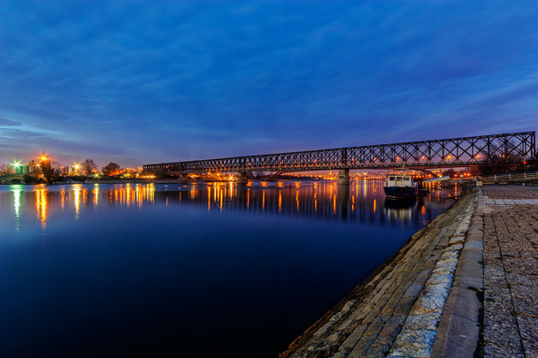 puente por la noche
 - Foto, Imagen