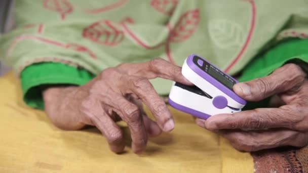le donne anziane mano utilizzando pulsossimetro - Filmati, video