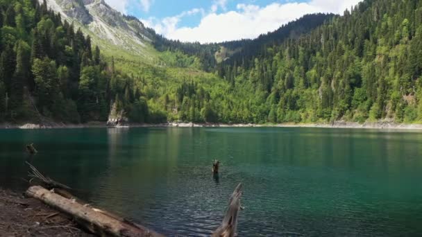 Kamera fliegt über Wasser, schöner Bergsee von oben - Filmmaterial, Video