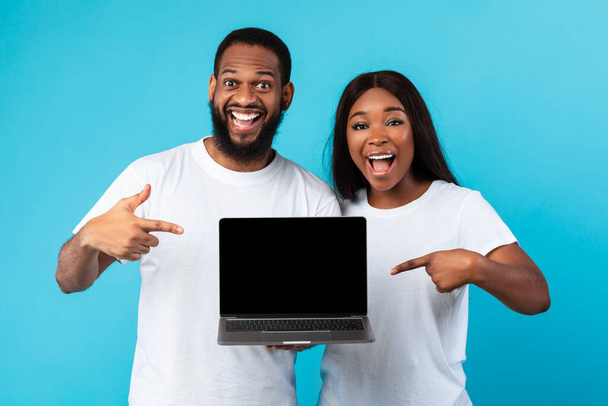 Siyah çift boş dizüstü bilgisayar ekranı gösteriyor. - Fotoğraf, Görsel