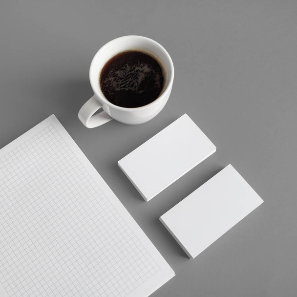 Leere Briefpapier-Vorlage für Unternehmen auf grauem Papier Hintergrund. Mockup für Design-Präsentationen und Portfolios. - Foto, Bild