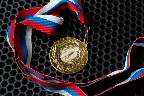 gouden medaille voor de eerste plaats beloning, succes bij het concours concept - Foto, afbeelding