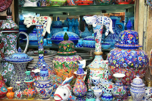 souvenirs keramiek op bazaar - Foto, afbeelding