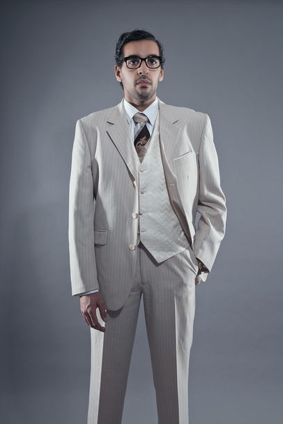 Mafia moda mężczyzna nosi biały prążkowany garnitur i okulary. Studio - Zdjęcie, obraz