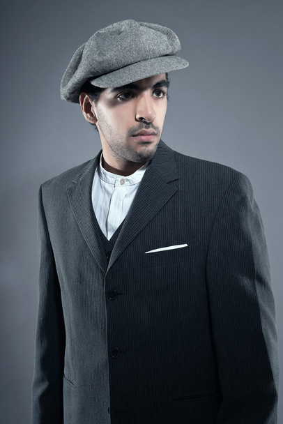 마피아 패션 남자 모자와 회색 줄무늬 양복을 입고. 검은 머리 - Foto, afbeelding
