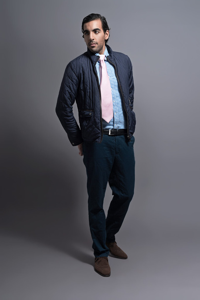 Zeitgenössischer Modemann in blauer Jacke und pinkfarbener Krawatte. schwarz - Foto, Bild