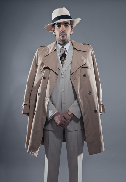 Mafia hombre de moda con traje de rayas blancas con impermeable beige
 - Foto, imagen