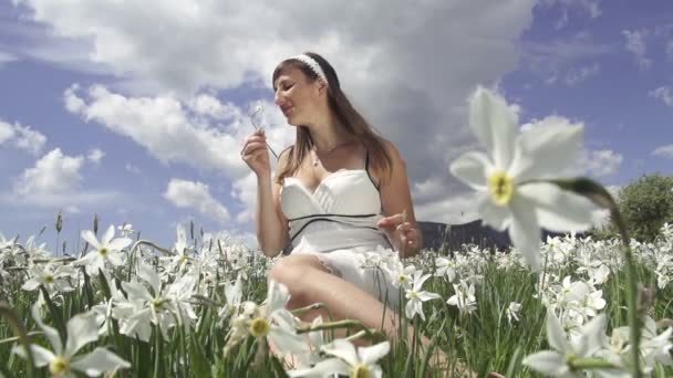 žena vonící květy - Záběry, video