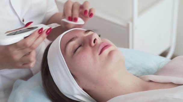 Professional cosmetologist working with ultrasonic facial machine while doing cleansing procedure. Beauty clinic and machine cosmetology. Non-surgical face lifting. dermatologist doctor. - Footage, Video