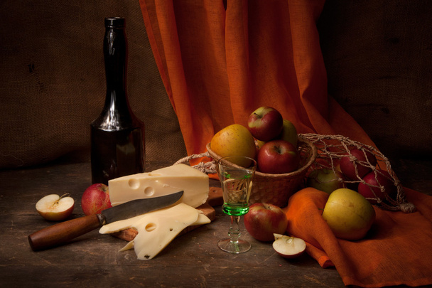Vintage still life with alcohol and apples - Fotoğraf, Görsel