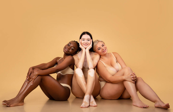 Gruppe multiethnischer Frauen mit unterschiedlichen Körper- und Hauttypen posiert gemeinsam - Foto, Bild