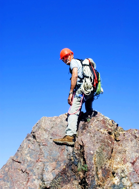 Horolezec stoupání na svislou stěnu hory - Fotografie, Obrázek