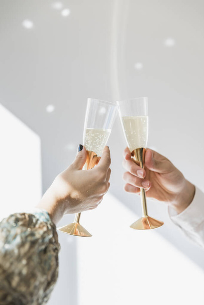 Şampanya yeni yıl partisiyle kadeh kaldırıyorum. Çözünürlük ve yüksek kaliteli güzel fotoğraf - Fotoğraf, Görsel