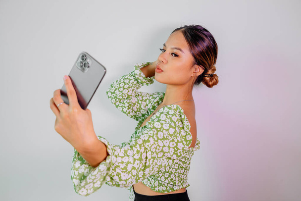 Nätti aasialainen tyttö ottaa omakuvan älypuhelimellaan. Thai tyttö selfie. - Valokuva, kuva