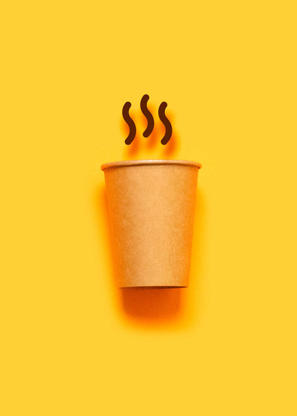 Время кофе. Бумажная чашка с ароматным кофе на желтом фоне - Фото, изображение