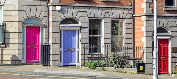 Τυπικές έγχρωμες πόρτες στο Δουβλίνο, Ιρλανδία - Φωτογραφία, εικόνα