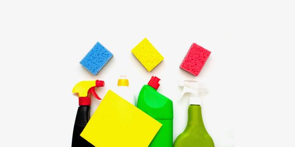 Цветные бутылки спрея для безопасной и естественной очистки дома и офиса на белом фоне. Концепция весенней уборки. Цвета 2021 года. Крупный план - Фото, изображение