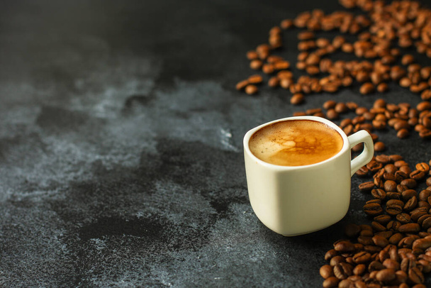 xícara de café com grãos em um fundo escuro - Foto, Imagem