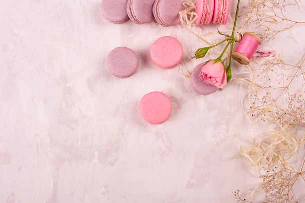pink macaroons and macarons on white background - Foto, Bild