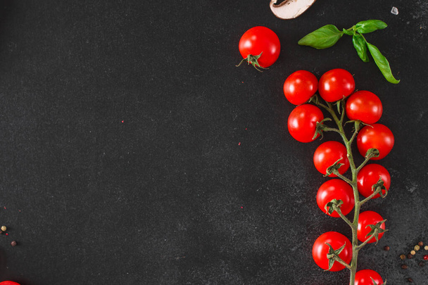 ramo de tomates cereja em fundo escuro - Foto, Imagem